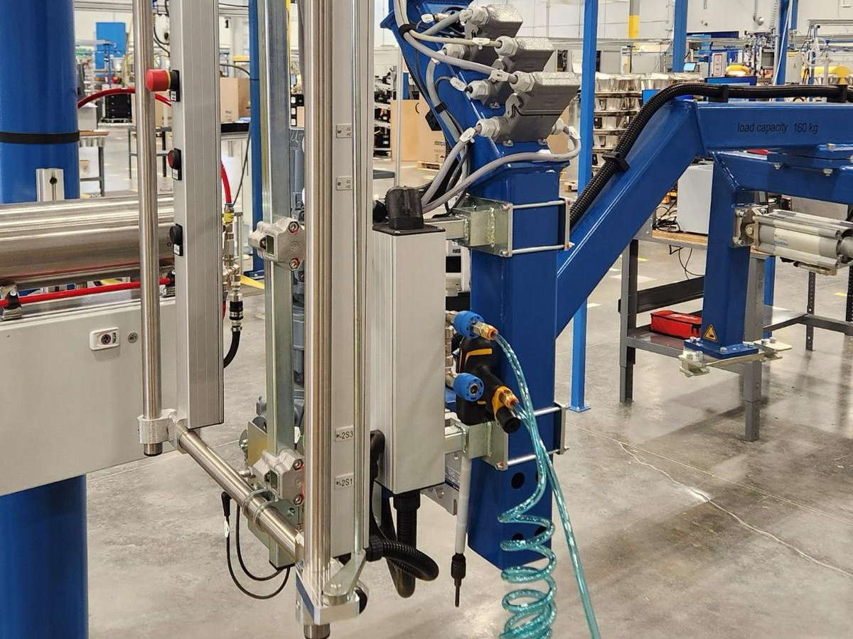 A vertical EFS lifting axis with pneumatic actuator on a production floor