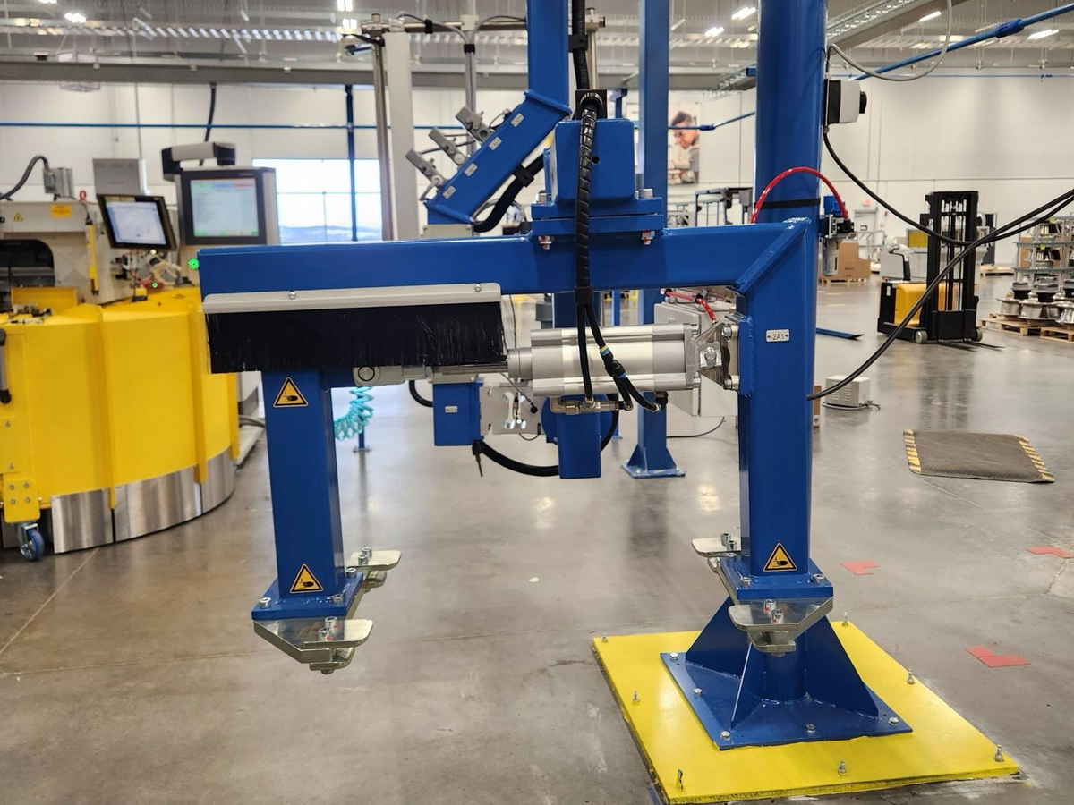 An EFS overhead portal manipulator with pneumatic tooling on a production floor